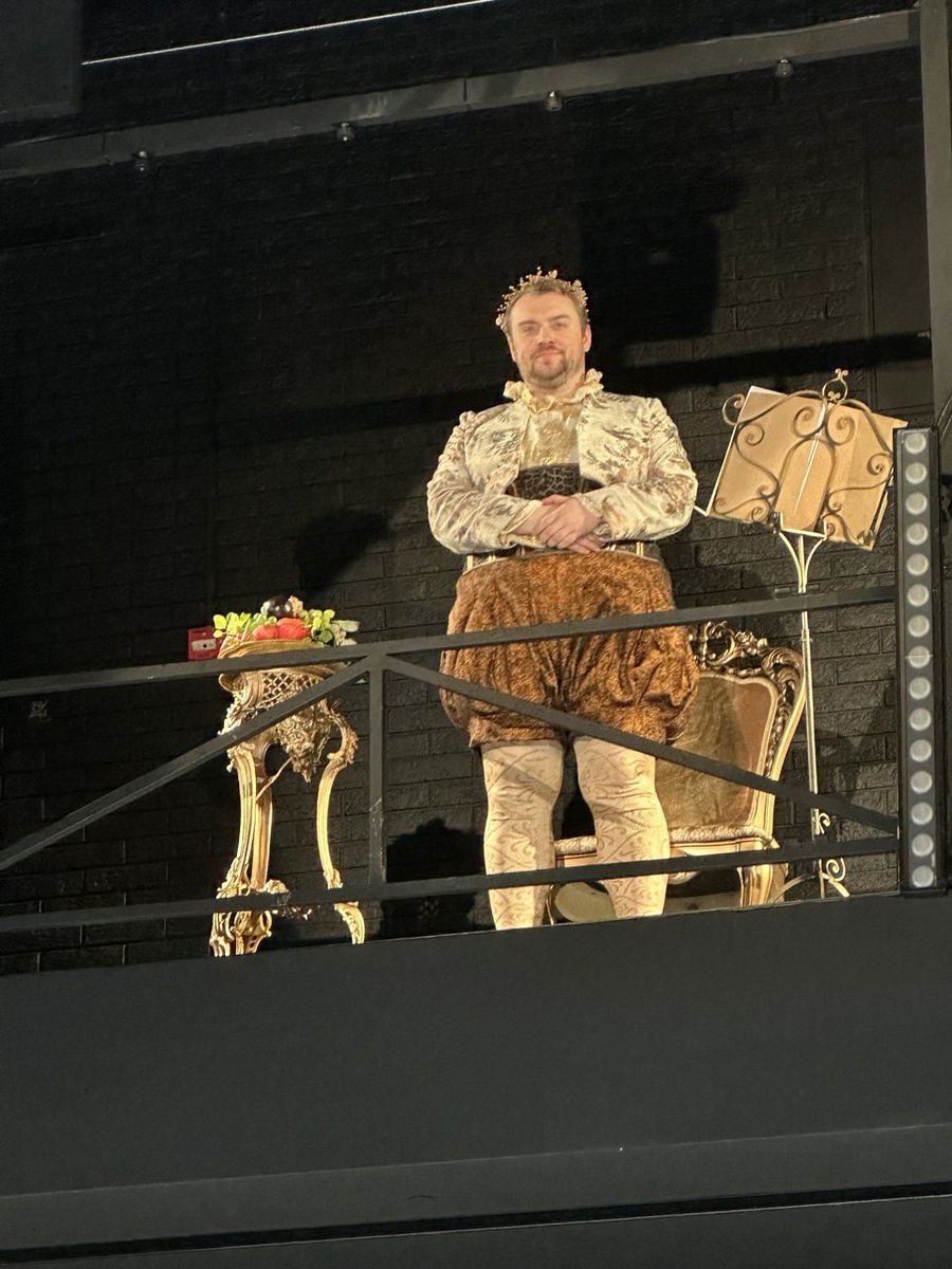 Хор/он же Аристофан (Сергей Шадрин). Спектакль «Лисистрата» в театре Шалом. Фото автора.