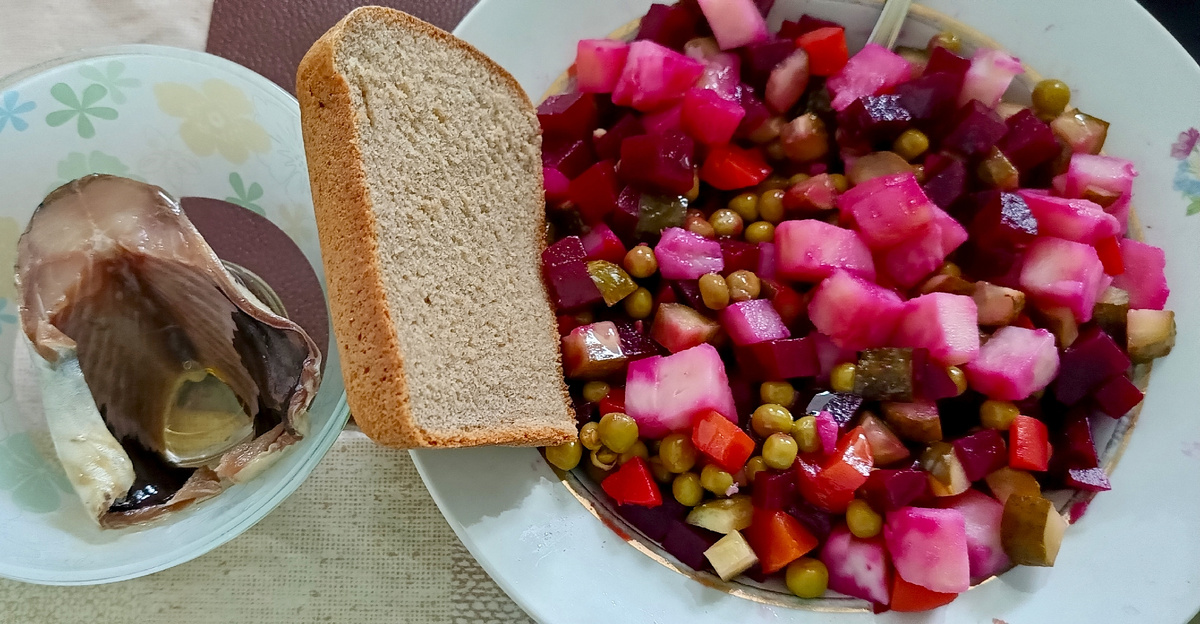 Мой недавний обед: винегрет и кусок сельди, которую я солила сама. 