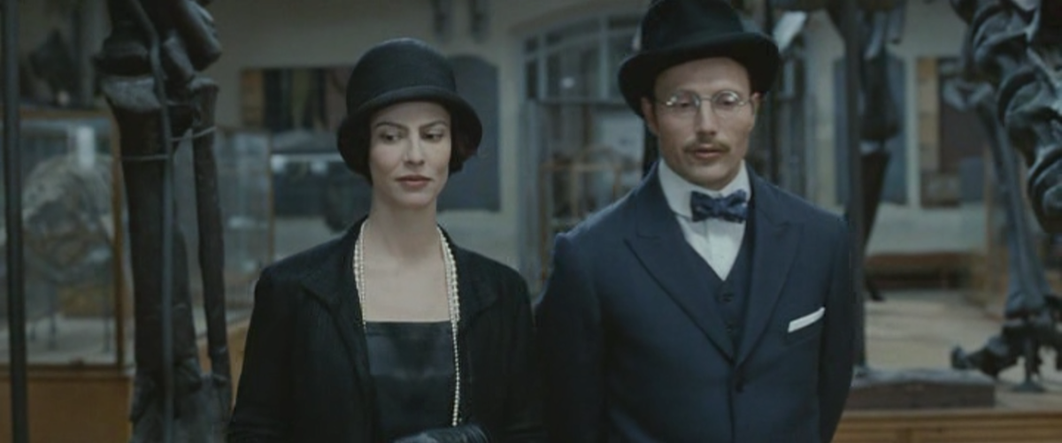 Габриэль Шанель (в исполнении Анны Муглалис) и Игорь Стравинский (в исполнении Мадса Миккельсена)