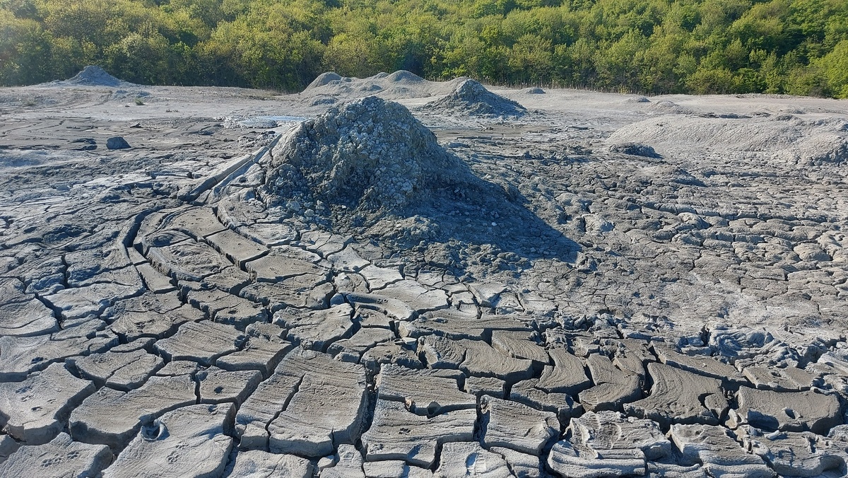 Конуски грязевого вулкана Шуго
