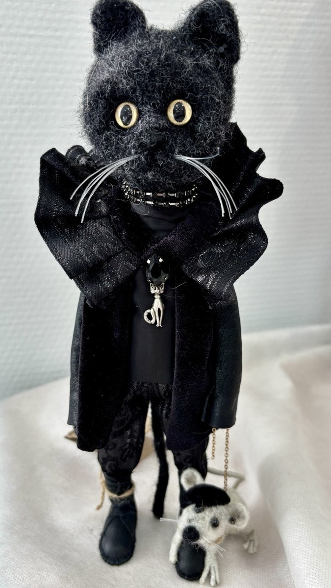 До чего умильная мордашка, похож на моего черного кота