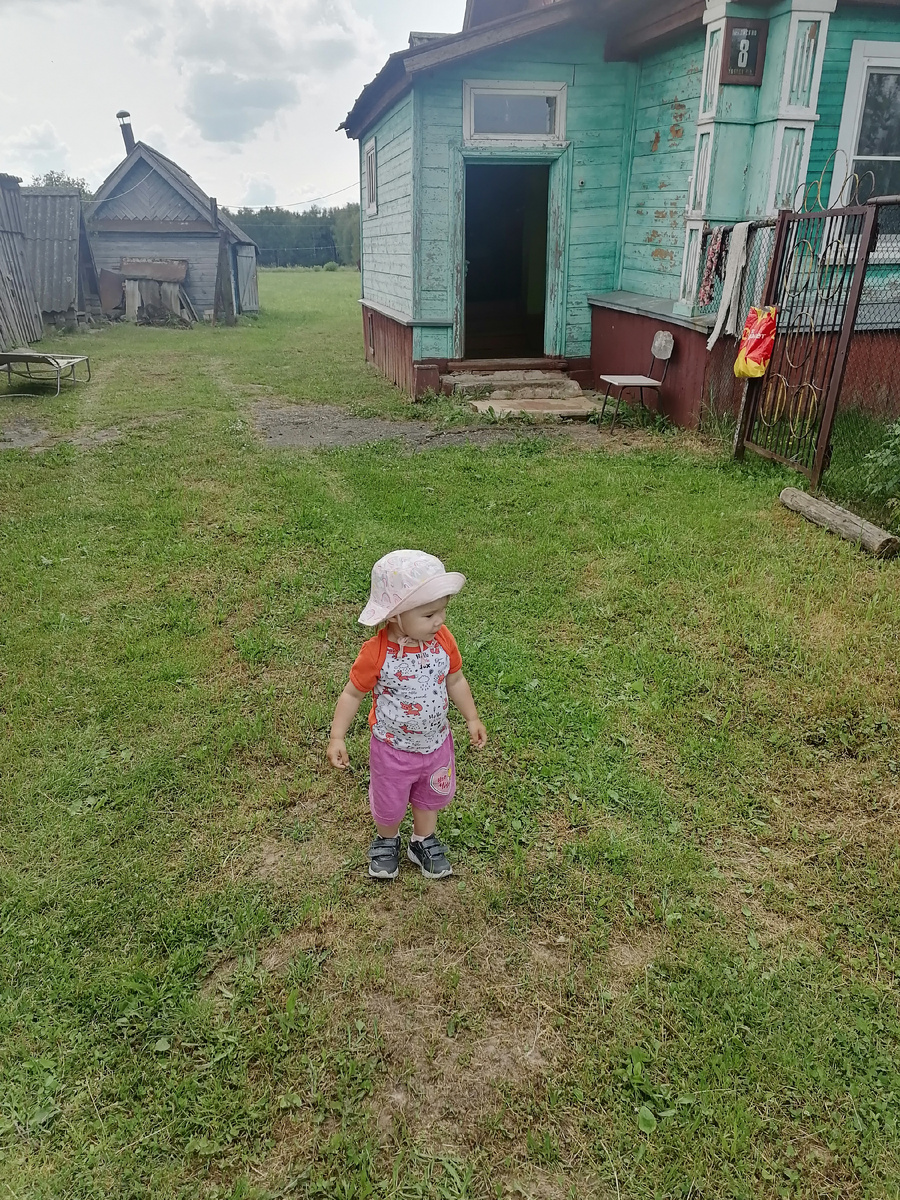 Изучает местность