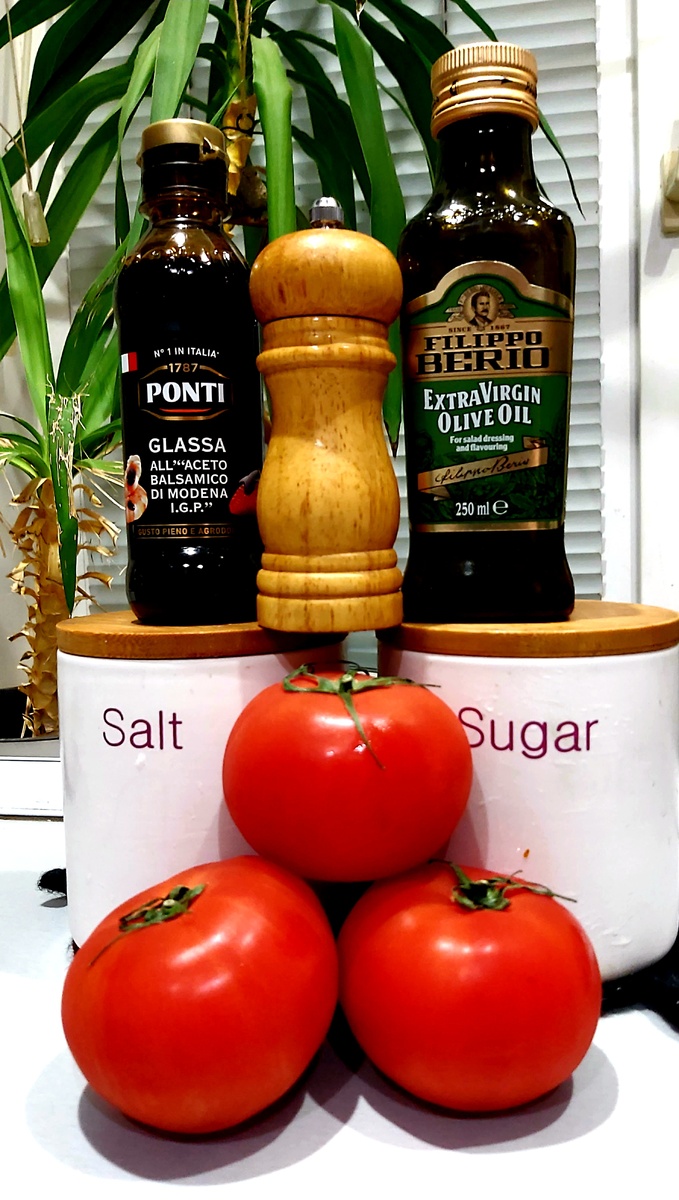 Тут нет сиреневого базилика, а томаты азербайджанские розоаые, есть много где, не дефицит.