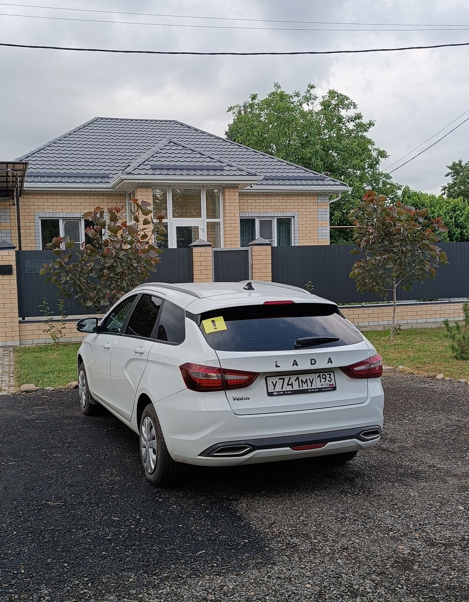 Запарковалась у дома тоже она, вроде даже ровно