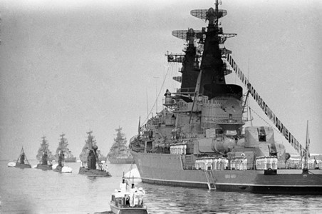 Празднование Дня военно-морского флота СССР. Парад кораблей Краснознамённого Черноморского флота. 1972 г. Фото из открытого доступа