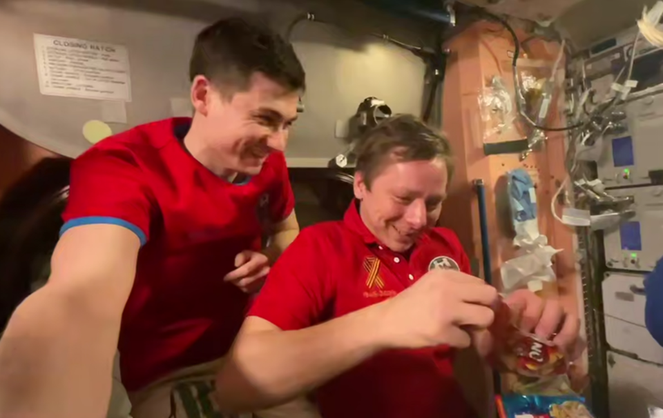 Алексей Зубрицкий и Кирилл Песков на борту станции. Фото: Роскосмос