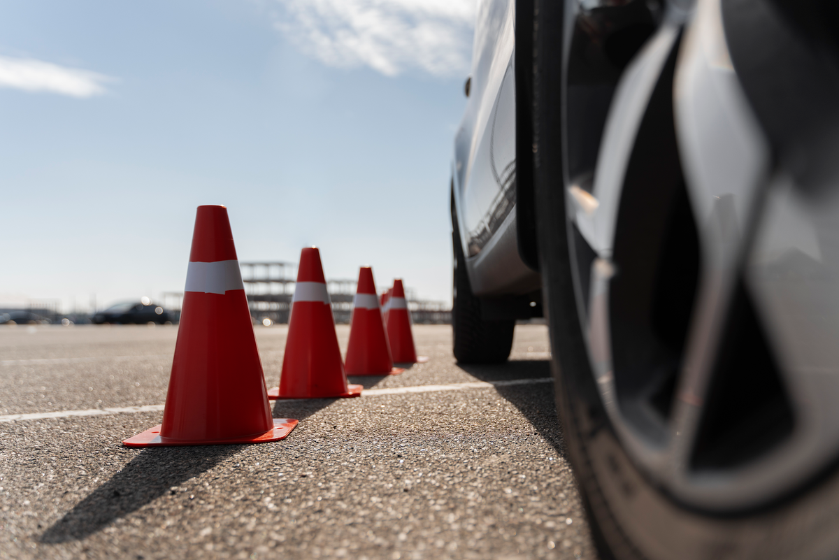Источник изображения: freepik.com/free-photo/traffic-cones-car-driving-license-test_40479705.htm