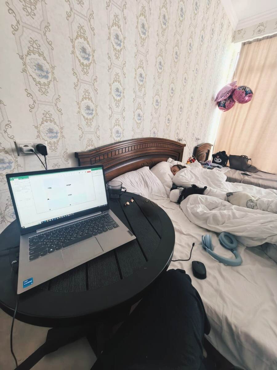 Понедельник, еженедельная планерка, 11:00. Настя спит, я специально сняла наушники, чтобы слушала и просыпалась.