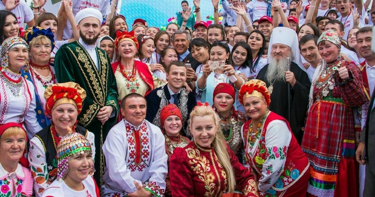 Россия - одно из крупнейших полиэтнических государств мира. (фото на празднике в республики Татарстан)