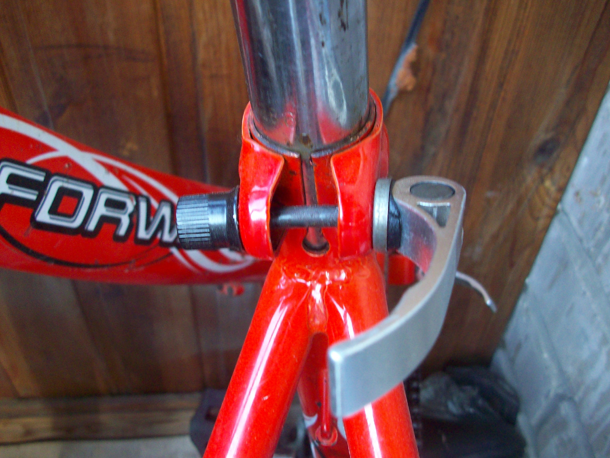 Старый эксцентрик с новой гайкой. И нет, вам не кажется - ось кривовата... Источник: фото автора