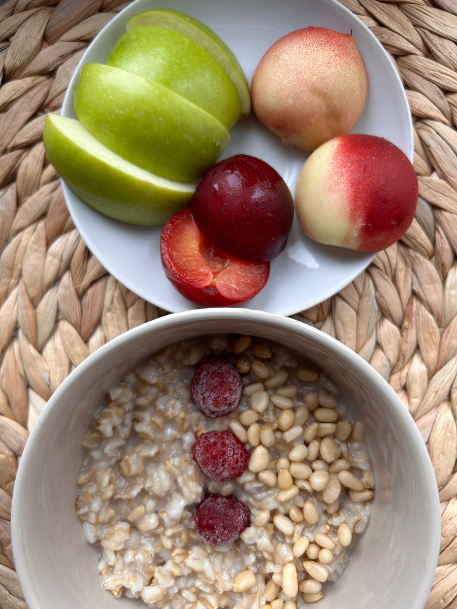Каша из овсяных хлопьев на воде + орехи + фрукты и ягоды. Сбалансированный завтрак по науке не только позволит насладиться вкусом, но и надолго обеспечит энергией, дав нашему телу всё необходимое. 