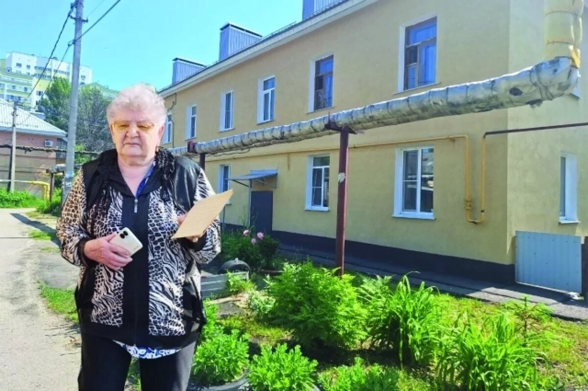    Одна из жительниц дома 6 в 1-м пр. Лобачевского, показывает список телефонов, по которым она звонила, чтобы вызвать аварийную службу.