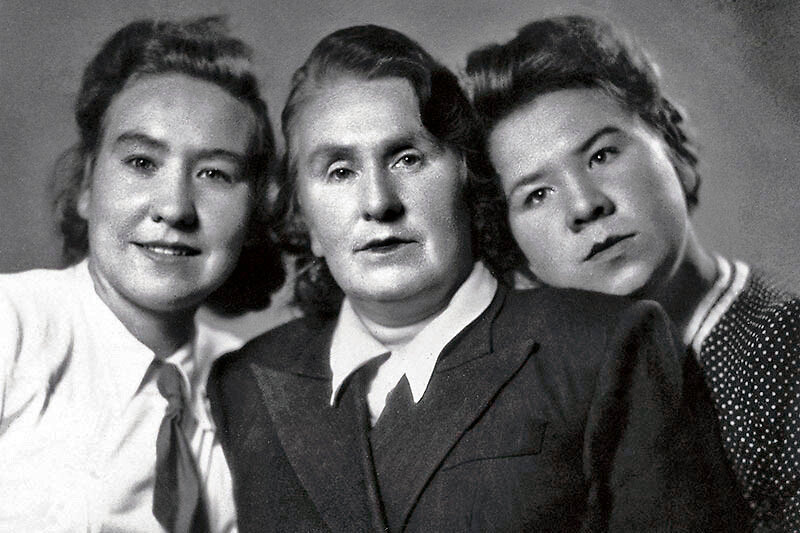 С мамой и сестрой