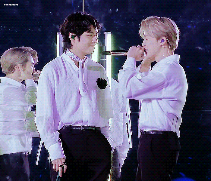 Обратите внимание на прическу Тэ: он сильно переживал из-за нее, но Чимин всю дорогу даже сквозь подколы других участников его поддерживал, поэтому он такой довольный