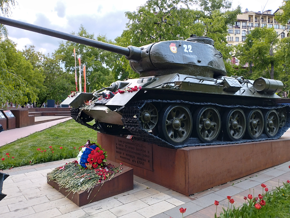 Танк "Т-34-85" в честь 40-летия победы в ВОВ (ФОТО АВТОРА)