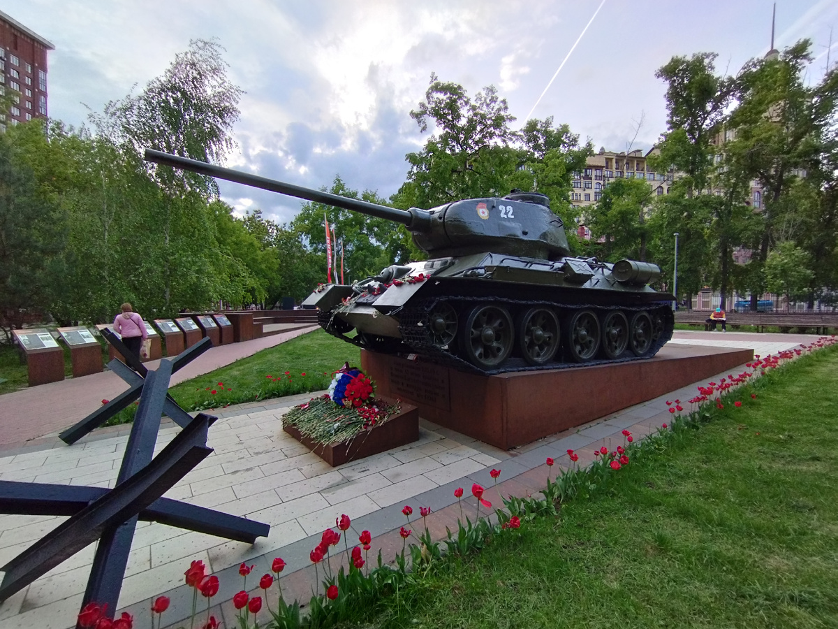 Танк "Т-34-85" в честь 40-летия победы в ВОВ (ФОТО АВТОРА)