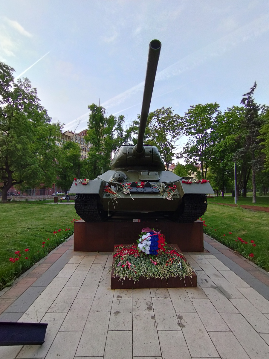 Танк "Т-34-85" в честь 40-летия победы в ВОВ (ФОТО АВТОРА)