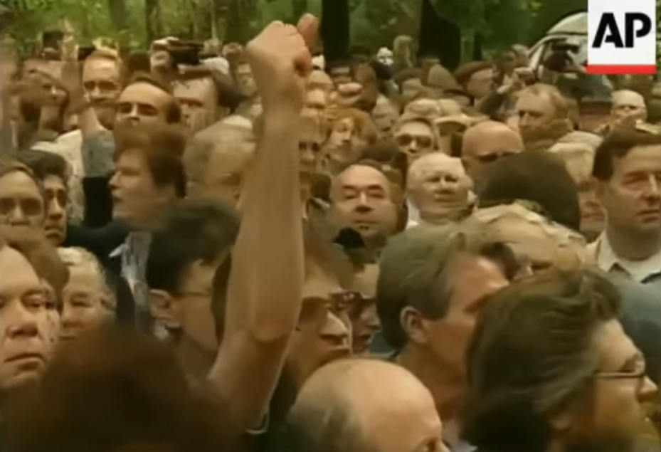 На похоронах Льва Рохлина было свыше 10 тыс. человек. Кадр из видео