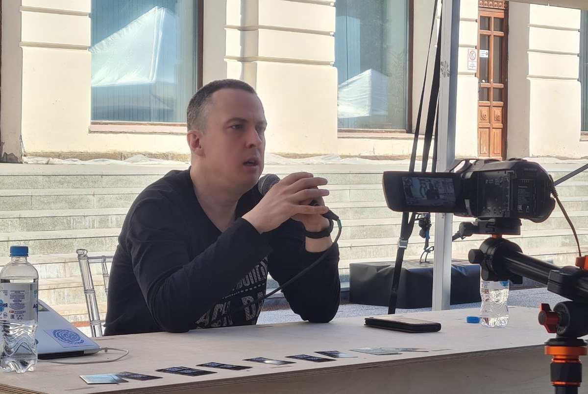 Лев Наумов в Новосибирске. 01.06.2025. Творческий вечер на поэтическом фестивале "Новая книга" . Фото "Машбюро: сибирское сообщество рок-н-ролла"