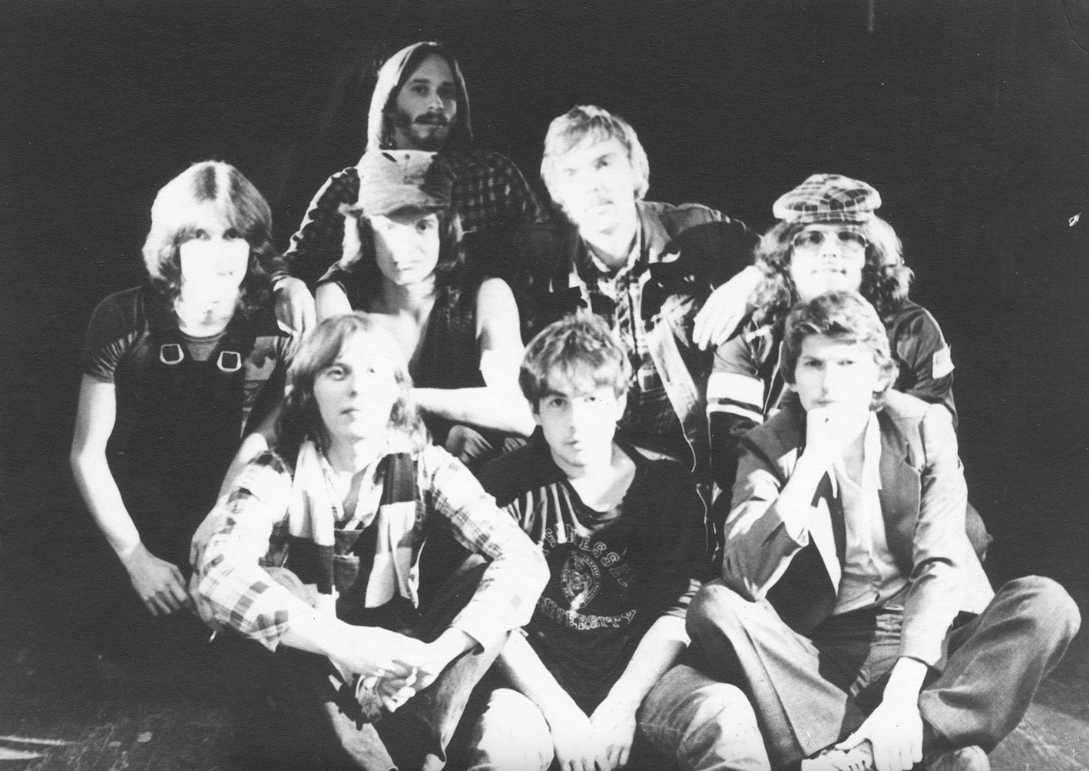 Группа РОК-СЕНТЯБРЬ. Слева направо: 1 ряд-В.Кобрин (гитара), А.Башлачев (тексты), А.Пугачев (клавишные,вокал); 2 ряд - О.Хакман (бас-гитара,вокал), В.Соколов, Ю.Сорокин (звук), Е.Белозеров (барабаны); 3 ряд - А.Смирнов. Осень1981. Фото А.Смирнов, александрбашлачев.рф