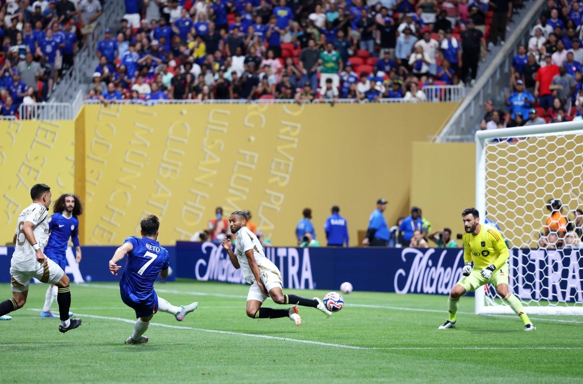 Хозяева турнира ("Лос-Анджелес" пропускает от Педру Нету) пока лишь разочаровывают.  Фото сайт fifa.com