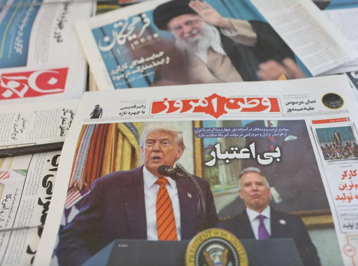 На первой полосе иранской газеты 11 мая: президент США Дональд Трамп и его посланник на Ближнем Востоке Стив Виткофф. Последний хотел провести переговоры с Ираном в Омане в воскресенье, но затем Израиль атаковал © REUTERS/Majid Asgaripour