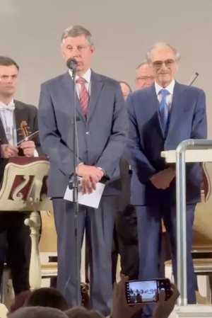    Российский посол Михаил Евдокимов и певец и композитор Полад Бюльбюль оглы представили музыкантов. / Фото: Предоставлено посольством РФ в Азербайджане