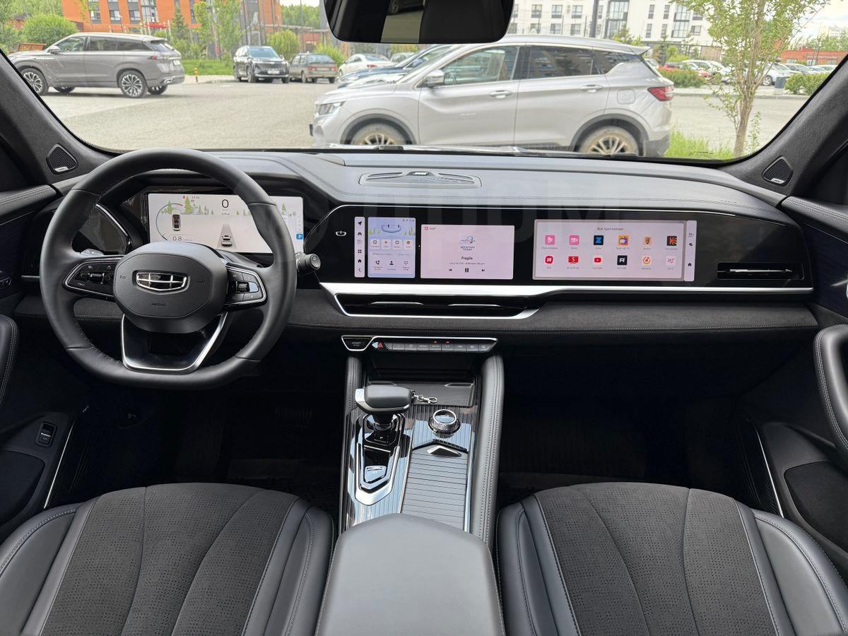 «Это был разумный выбор, — говорит он. — Я хотел избавиться от геморроя, и Geely мне его не дал. Машина не ломается, не жрёт, не ноет. Просто едет. Мягко. Тихо. Без сюрпризов».
