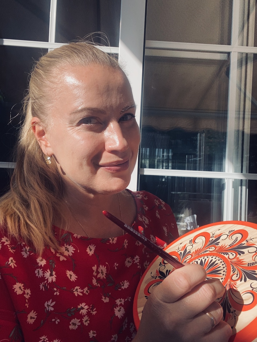 Ирина Де Висенте - художник, преподаватель «Расписного Дома», дизайнер за росписью деревянного табурета в стиле травного хохломского письма 