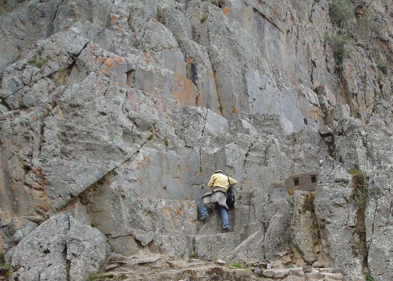 Участник экспедиции Александр Дымников (на скале) осматривает площадку с пропилами.