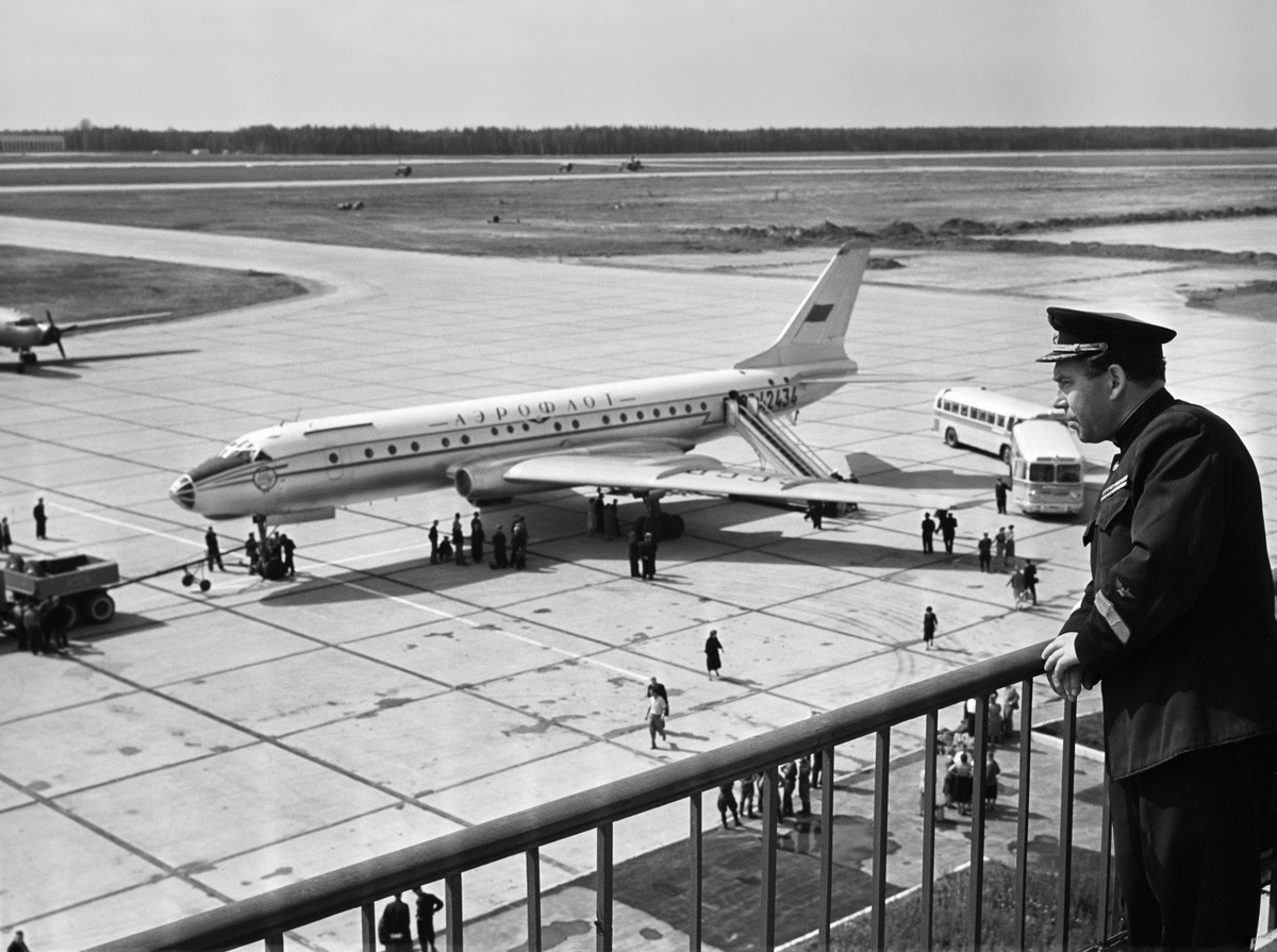     Ту-104Б, прибывший из Ленинграда в Москву, на лётном поле аэропорта Шереметьево / РИА Новости / С. Преображенский
