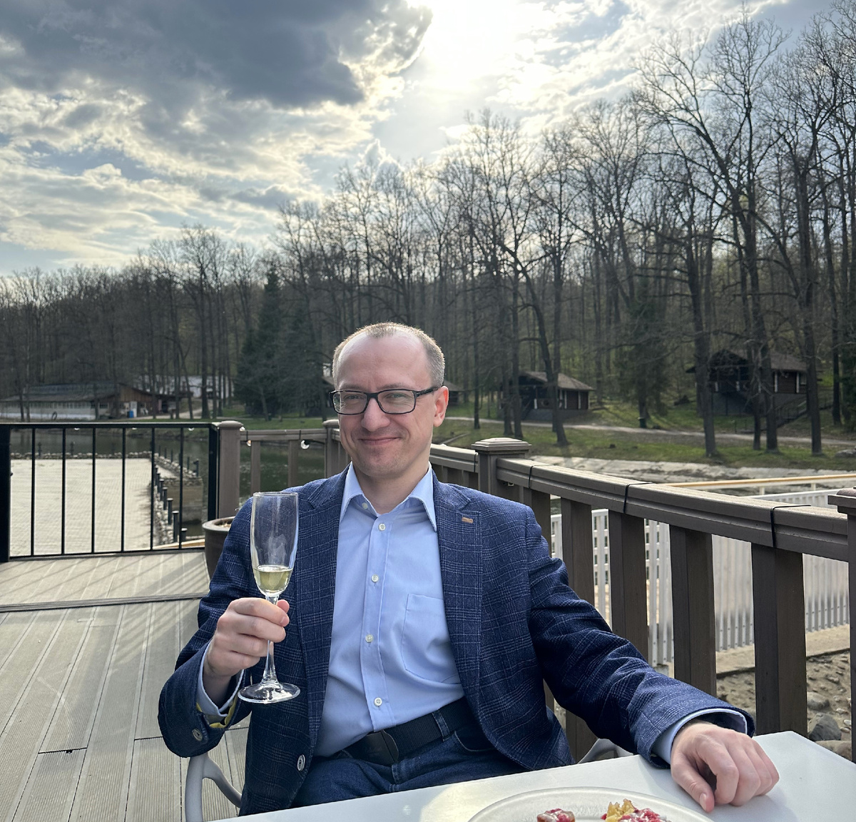 Автор на солнечной веранде