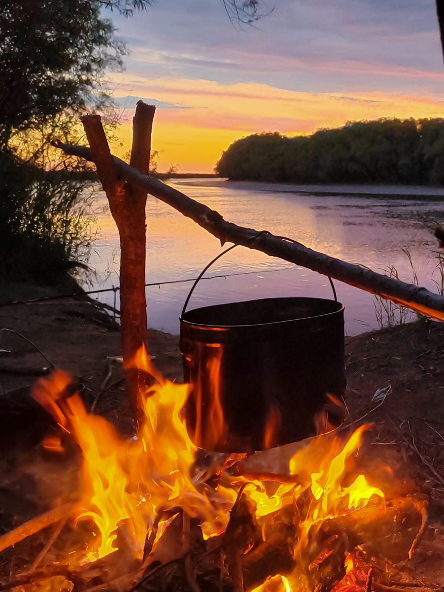 Расвет на рыбалке. В котелке закипает чай