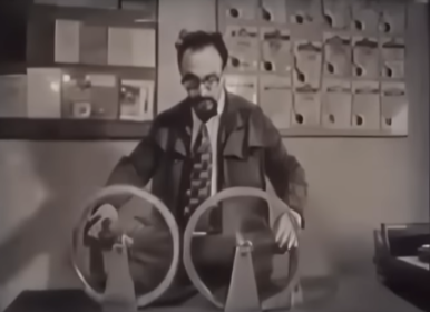 Доцент Гулиа демонстрирует работу простейшего маховичного двигателя