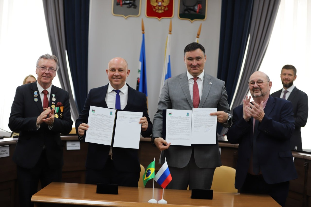 Церемония состоялась во время официального визита делегации из Бразилии в областной центр. 