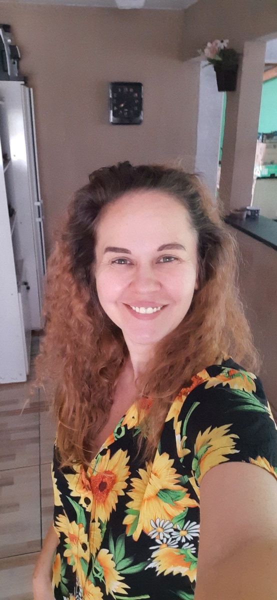 Я. Фото давнишнее. А то я тут сталкивалась с вопросами "Зачем вы улыбаетесь, если о чём-то плохом пишите?" Отвечаю. Специально для поста не фотографировалась. Фото месячной давности.