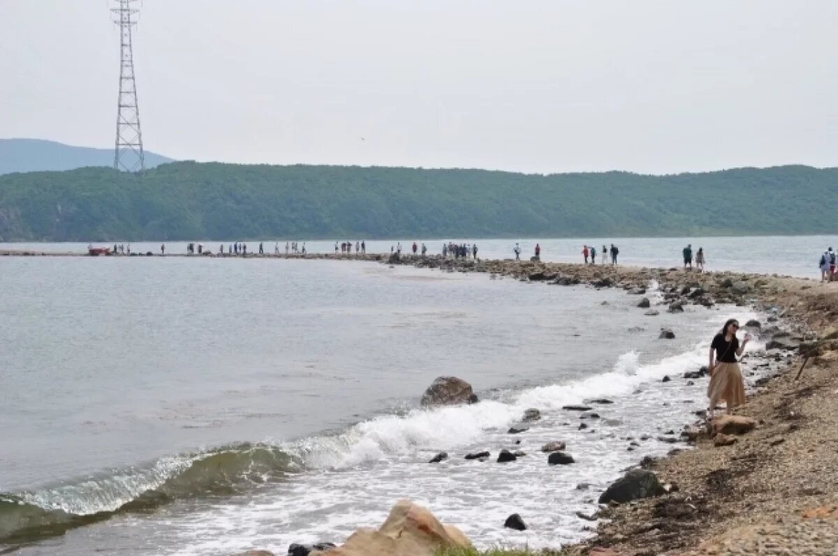    Пляж на «Маяке» пользуется популярностью, но купаться здесь нельзя.