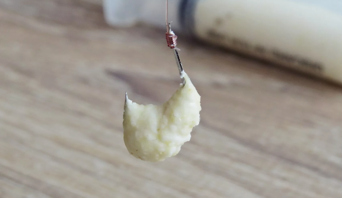 Манная болтушка для ловли карася на рыболовном крючке. Источник фото kasheloff.ru