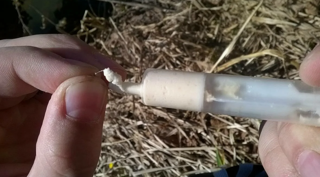 Наматывания болтушки на рыболовный крючок. Источник фото kasheloff.ru