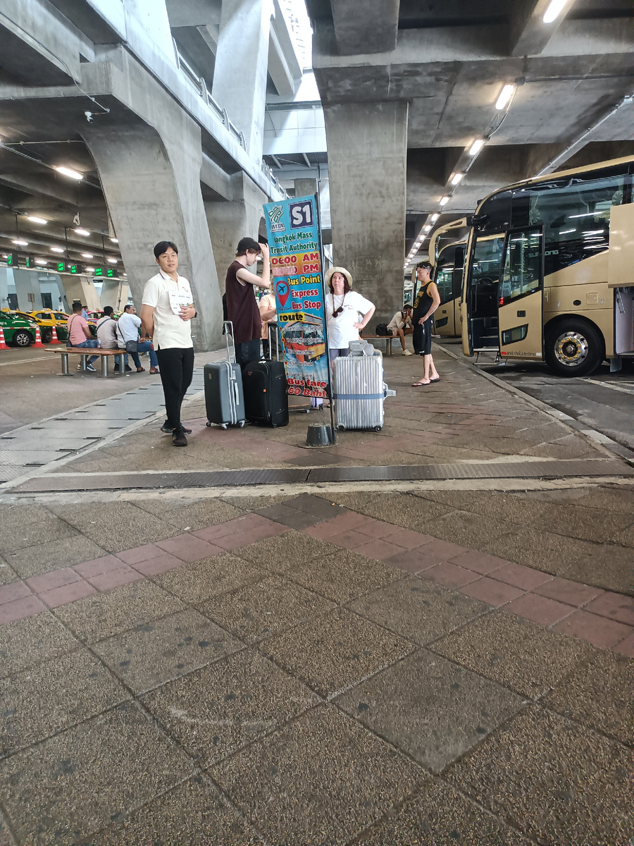 Не заметить остановку сложно. Правда таец с табличкой пытался убедить нас, что такого маршрута больше нет и нам просто необходимо воспользоваться его VIP-трансфером.