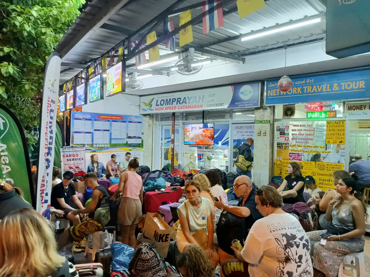 Вот в такой непринужденной атмосфере, вместе со всеми, ждем трансфер.