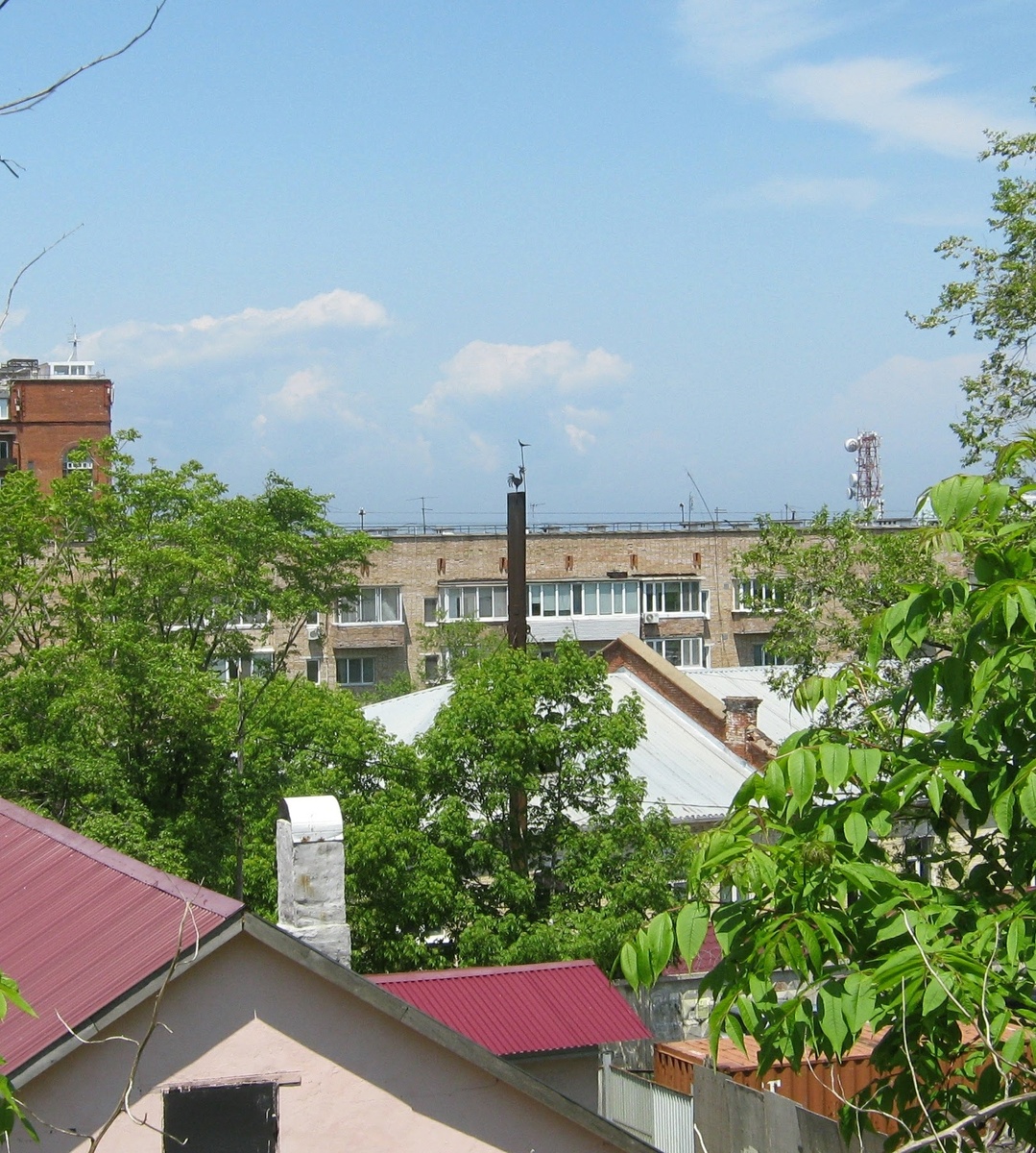 Петушок и месяц на кочегарной трубе. Фото сделано в июне 2016 года. 