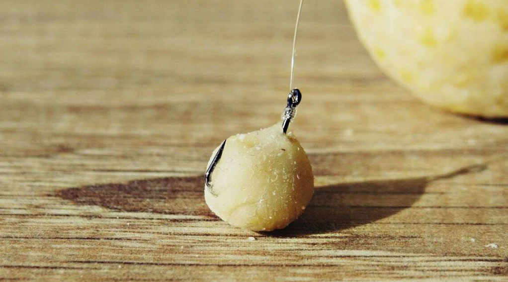 Тесто с чесноком на рыболовном крючке. Источник фото ru.pinterest.com