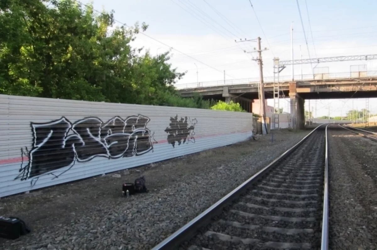    В Уфе задержали молодых людей за граффити на железнодорожном переезде