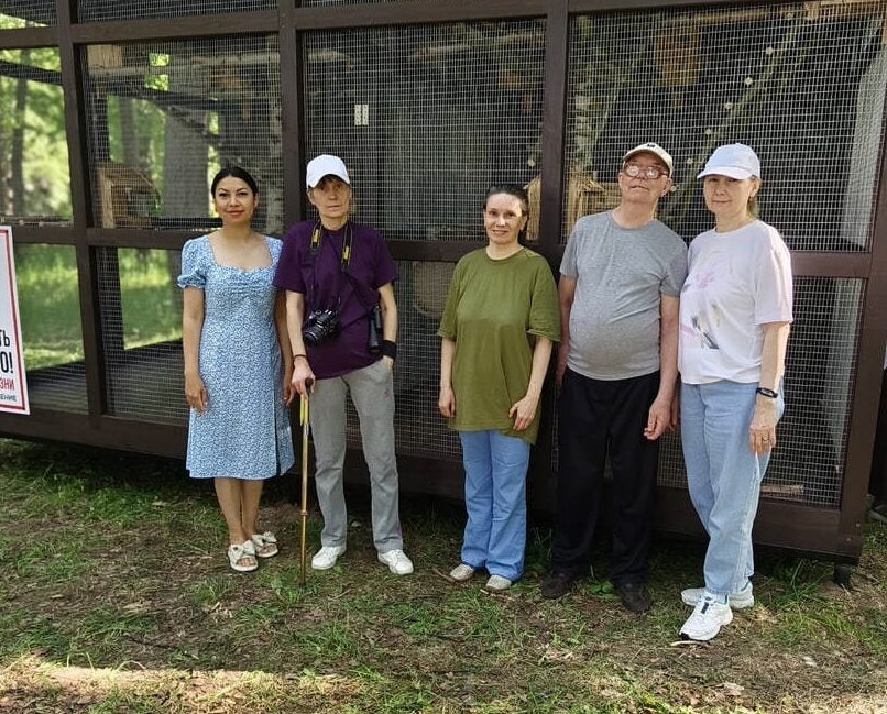    За белками пожилые люди ухаживают с удовольствием. Фото: сообщество VK «Дом-интернат для престарелых и инвалидов Елабуга»