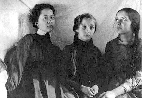 слева направо: Лидия, Серафима, Ольга