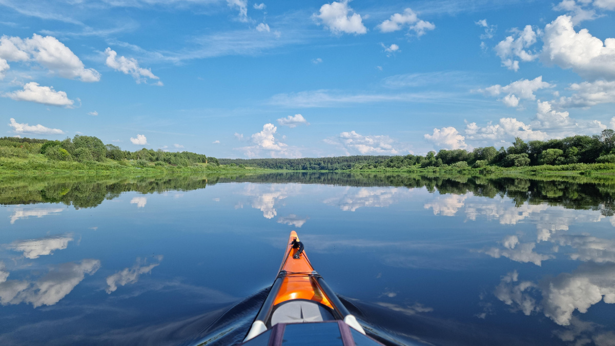 Волга расширяется, течение пропадает. Прямые участки, создающие оптические иллюзии.