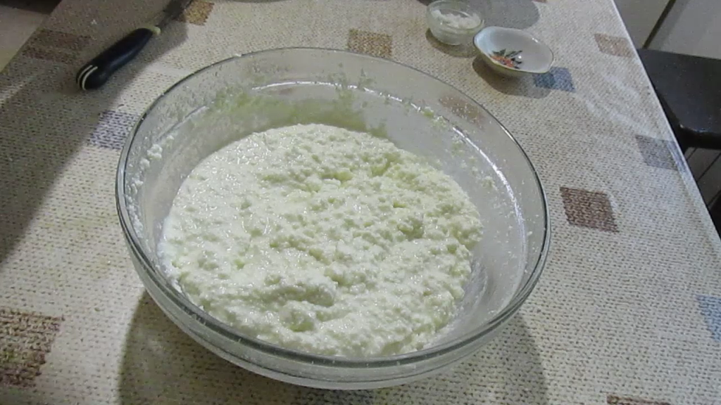 Творог после разморозки.