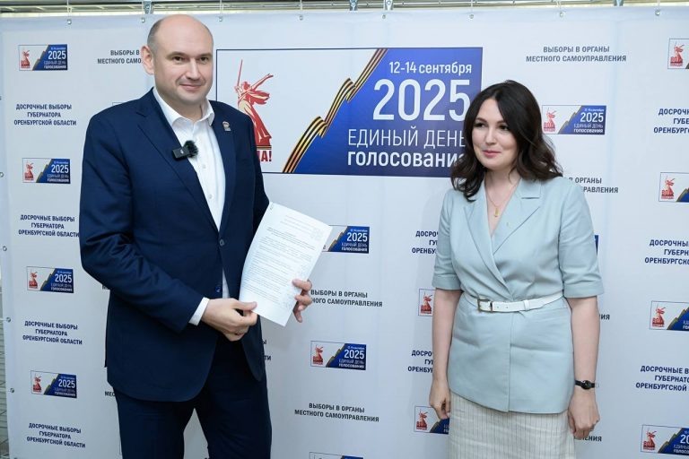    Евгений Солнцев представил документы в облизбирком Оренбуржье