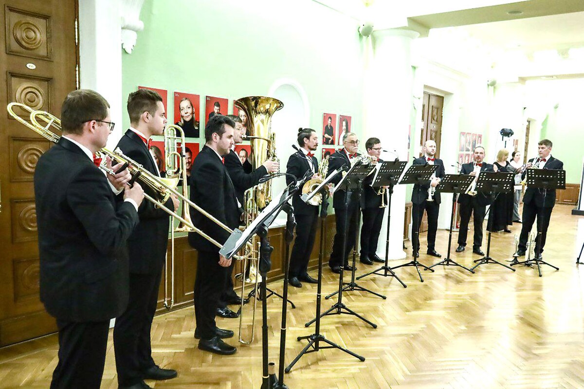 Перед началом церемонии открытия в фойе играл оркестр.